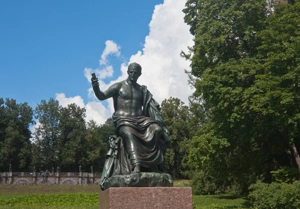 Tsarskoye Selo. Catherine Park. Antique Granite statue in front — Stock Photo, Image