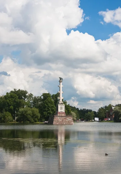 Чешская колонна в Царском Селе увековечивает память трех российских моряков — стоковое фото