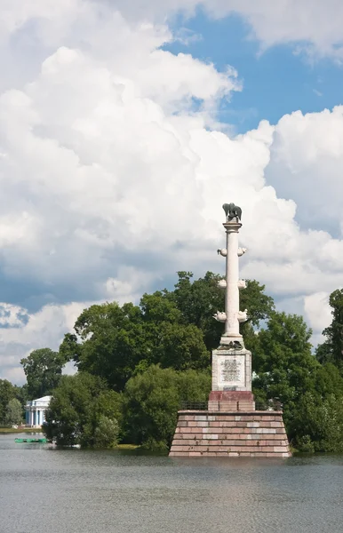 ツァールスコエ セローの公園チェシュメ列を記念する 3 つのロシアの海軍 — ストック写真