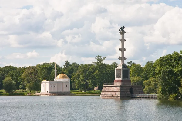 Columna de Chesme y Pabellón "Baño turco". Tsarskoye Selo (Pushk — Foto de Stock