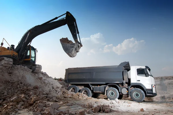 Загрузка большого грузового строительного материала — стоковое фото