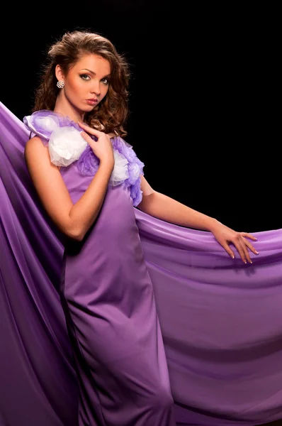 Frau im lila Kleid — Stockfoto