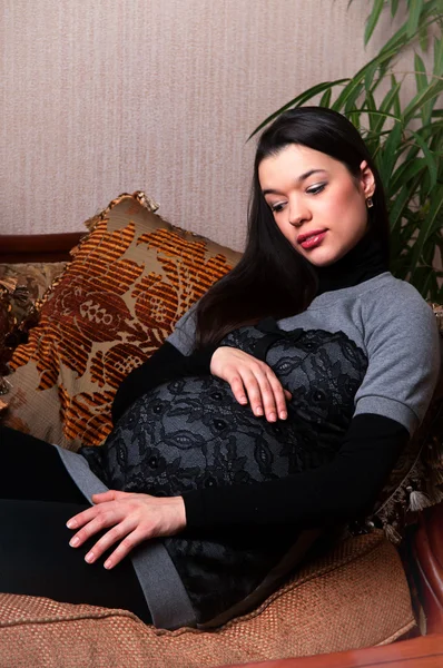 Eine junge schwangere Frau — Stockfoto