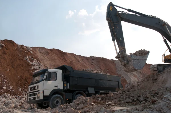 Carga de un gran camión de material de construcción —  Fotos de Stock