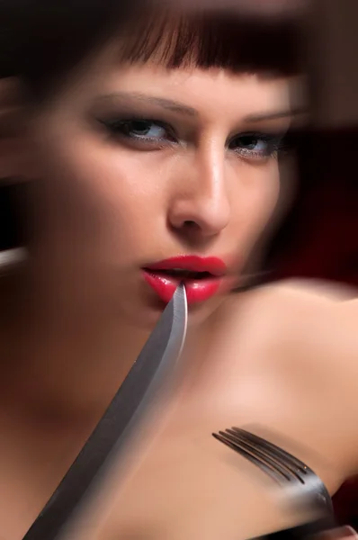 Mulher em um vestido preto com uma faca — Fotografia de Stock