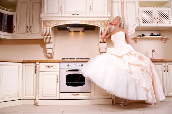 Gyönyörű menyasszony áll a konyhában — Stock Fotó
