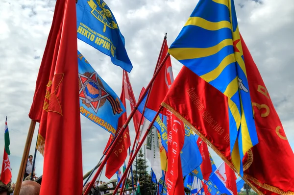 Donieck, Ukraina - może 9 niezidentyfikowane weteranów w zwycięstwo pomnik nakładają — Zdjęcie stockowe