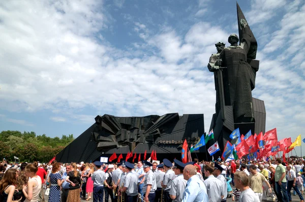 Donetsk, Oekraïne - kan 9 niet-geïdentificeerde veteranen op overwinning monum — Stockfoto