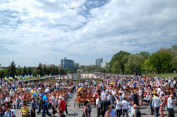 Donetsk, Oekraïne - kan 9 niet-geïdentificeerde veteranen op overwinning monum — Stockfoto