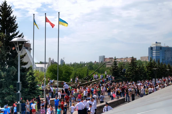 DONETSK, UCRÂNIA - MAIO 9 veteranos não identificados em Victory Monume — Fotografia de Stock