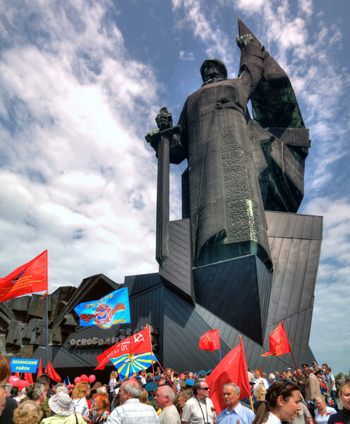 ДОНЕЦК, Украина - 9 мая на монументе Победы неизвестные ветераны
