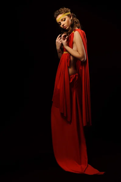 Linda chica en una túnica roja —  Fotos de Stock