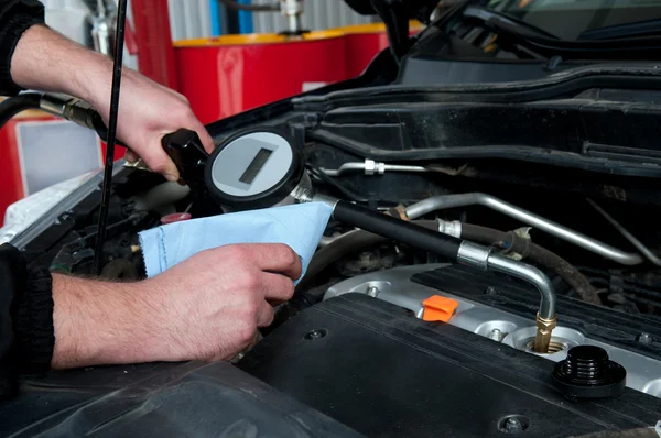 Um homem a reparar um motor de carro — Fotografia de Stock