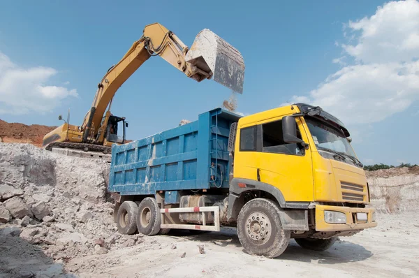 Načítání velké nákladních automobilů, stavební materiál — Stock fotografie