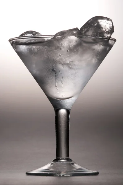 Склянка з шматочками льоду — стокове фото
