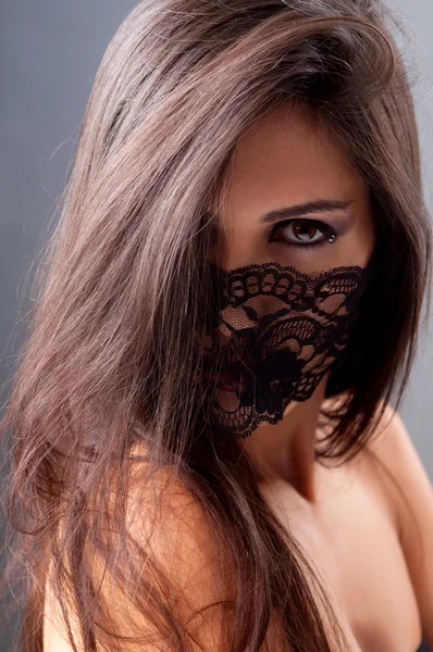 Retrato de una chica en una máscara — Foto de Stock
