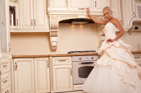 Όμορφη νύφη στέκεται στην κουζίνα — Φωτογραφία Αρχείου