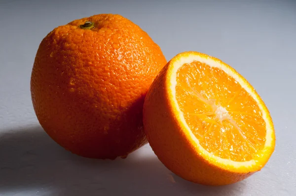 Два скибочки соковитого персика — стокове фото