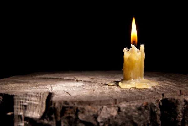 黑色背景上的老蜡烛 — 图库照片