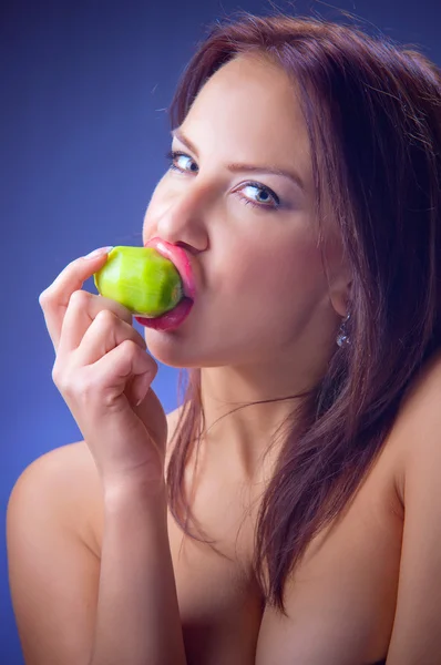 Pretty girl eating fruit — Stock Photo, Image
