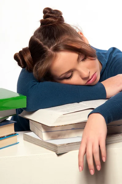 Девушка спит на стопке книг — стоковое фото