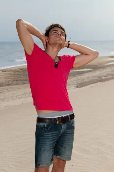 Um jovem de jeans e camisa — Fotografia de Stock