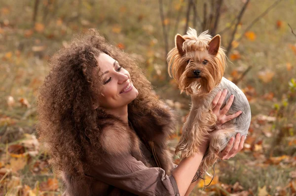 Kadın ve küçük bir köpek — Stok fotoğraf