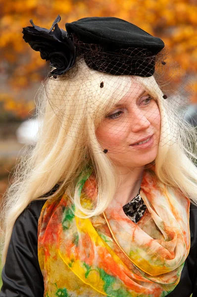 Donna attraente in un cappello alla moda — Foto Stock