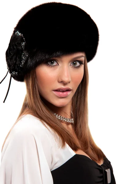 Vrouw in een bont hoed — Stockfoto