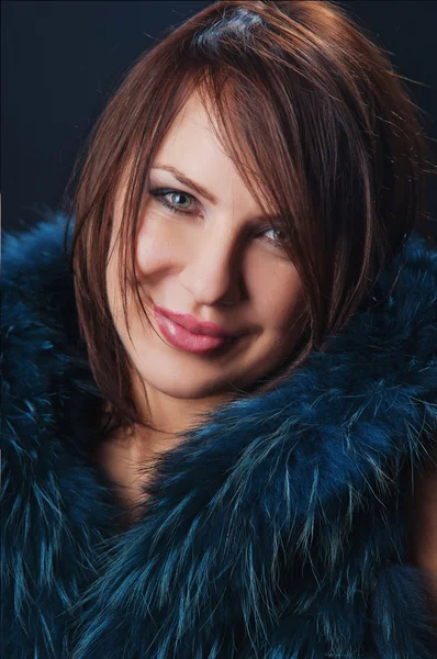 Retrato de uma mulher sexy usando casaco de inverno — Fotografia de Stock