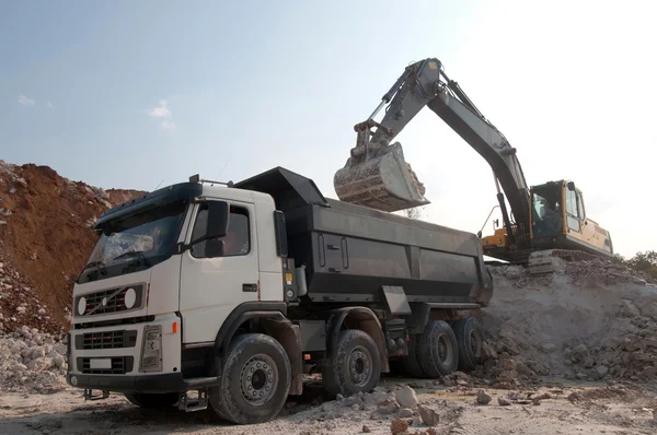 Laddar en stor lastbil som materiell byggnad — Stockfoto