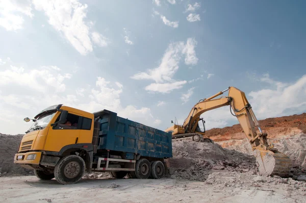 Carregar um grande material de construção de camiões — Fotografia de Stock