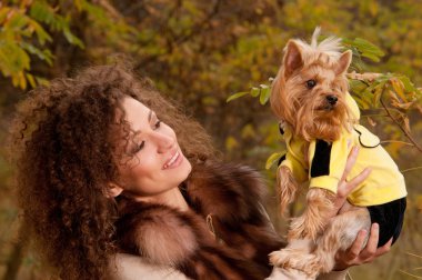 kadın ve küçük bir köpek