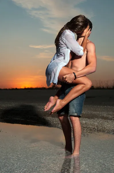 The guy holding the girlfriend — Stock Photo, Image