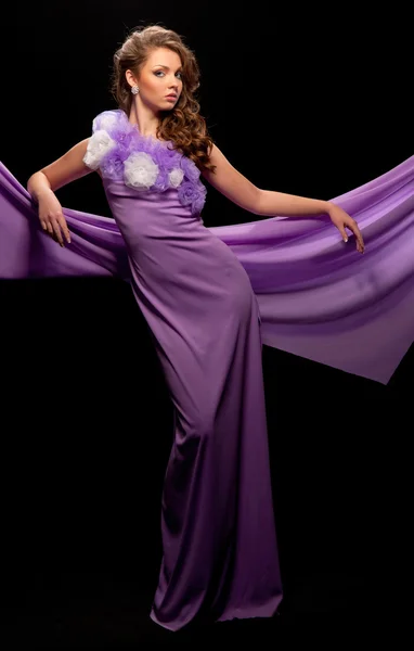 Vrouw in de paarse jurk — Stockfoto