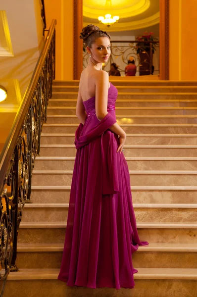 계단에 누워 긴 드레스 여자 — 스톡 사진