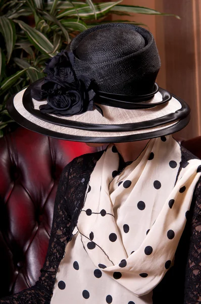 Blond kvinna i en elegant hatt — Stockfoto