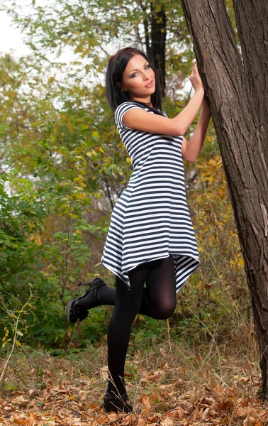 Femme debout près d'un arbre — Photo