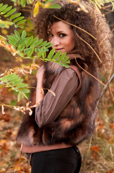 Mulher em pé entre os ramos de arbustos — Fotografia de Stock