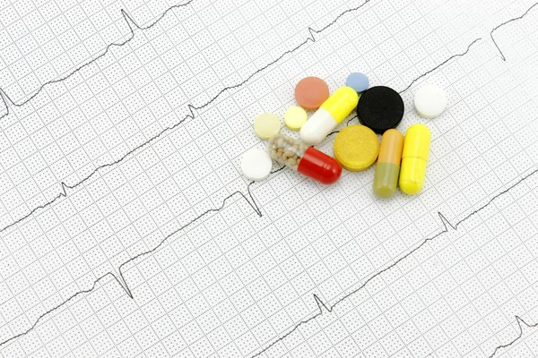 Medicamentos e linhas do cardiograma do coração — Fotografia de Stock