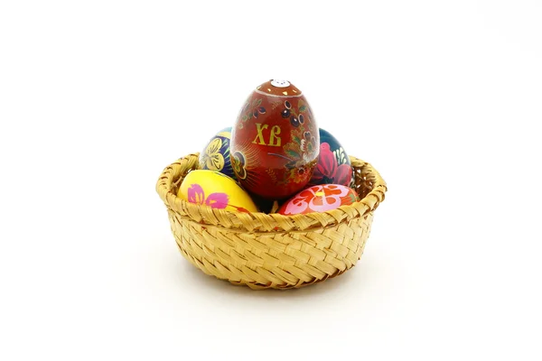 Hasır sepet içinde Paskalya yumurtaları. — Stok fotoğraf