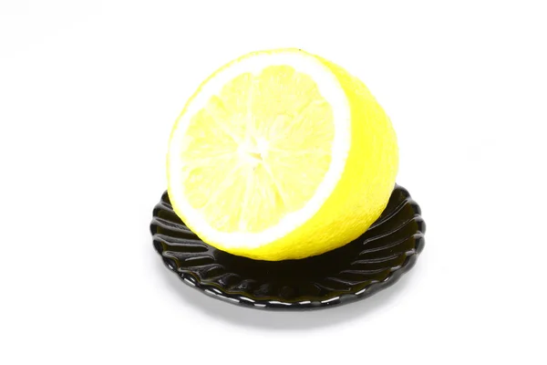 Лимон на тарілці — стокове фото