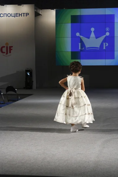 Desfile de moda infantil — Foto de Stock