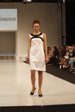 kadın moda show 2012