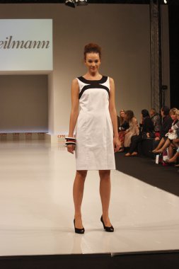 kadın moda show 2012