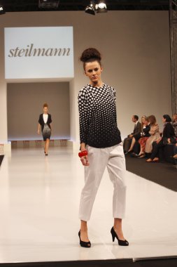 kadın moda show 2012