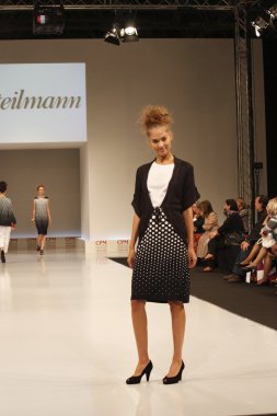 kadın moda show 2012