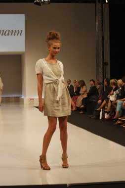 kadın moda show 2012