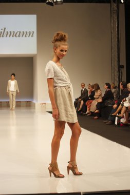 kadın moda show 2012