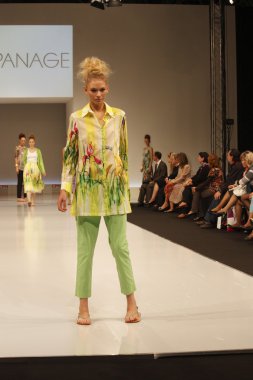 kadın moda show 2012